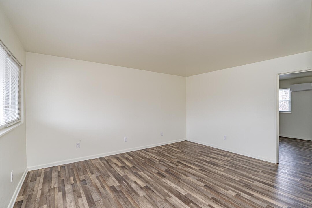 209 N Woodland Dr in Radcliff, KY - Building Photo