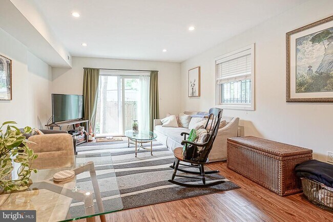 1926 Bainbridge St in Philadelphia, PA - Building Photo - Building Photo