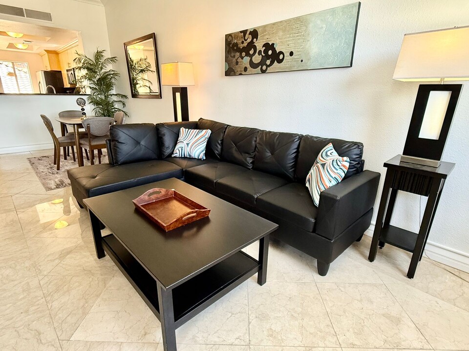230 E Flamingo Rd in Las Vegas, NV - Building Photo