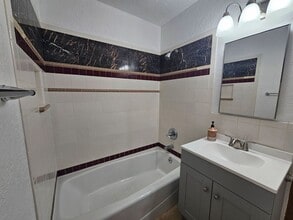 335 SE 8th St in Madras, OR - Building Photo - Building Photo