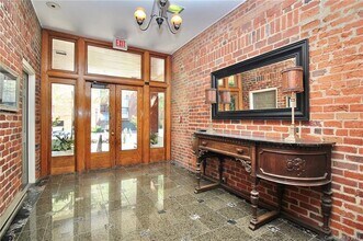 229 N Poplar St, Unit 29 in Charlotte, NC - Foto de edificio - Building Photo