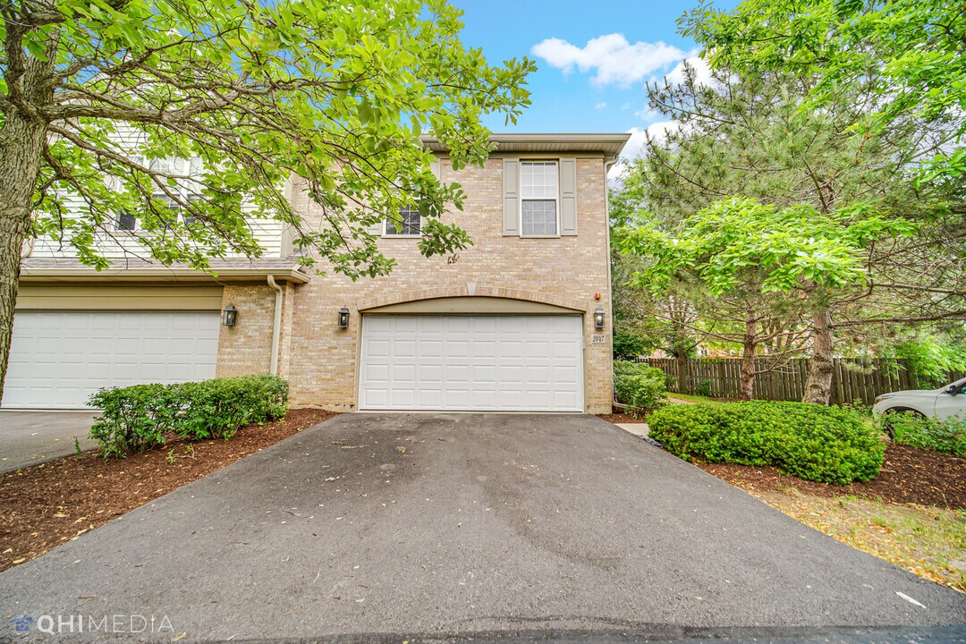 2047 Ivy Ridge Dr in Hoffman Estates, IL - Building Photo