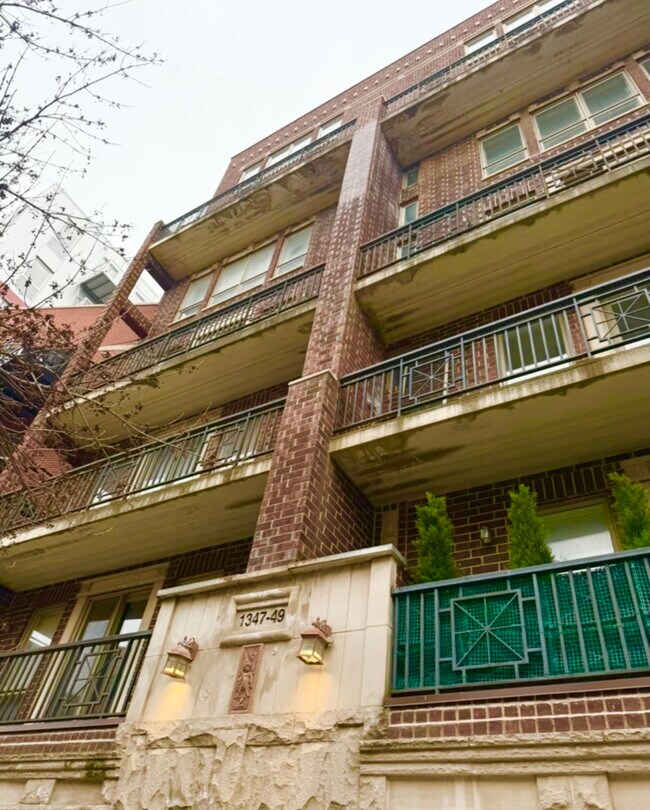 property at 1347 N Sedgwick St