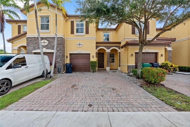 8618 NW 113th Ct in Doral, FL - Foto de edificio - Building Photo