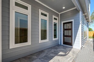 7118 St Augustine St in Houston, TX - Building Photo