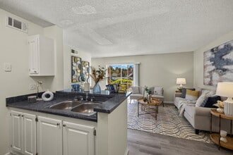 Coral Palms Apartments in Naples, FL - Foto de edificio - Building Photo