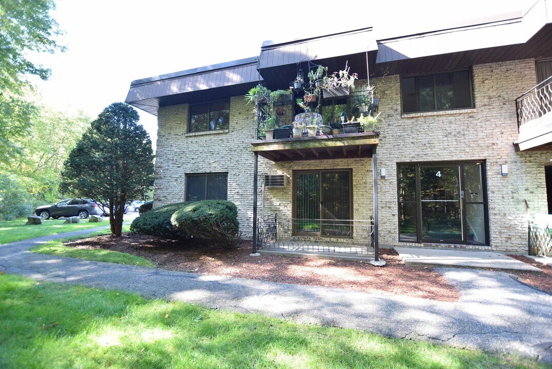 12-12 Strawberry Bank Rd in Nashua, NH - Building Photo