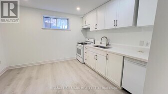 131 Southview Dr in Toronto, ON - Building Photo