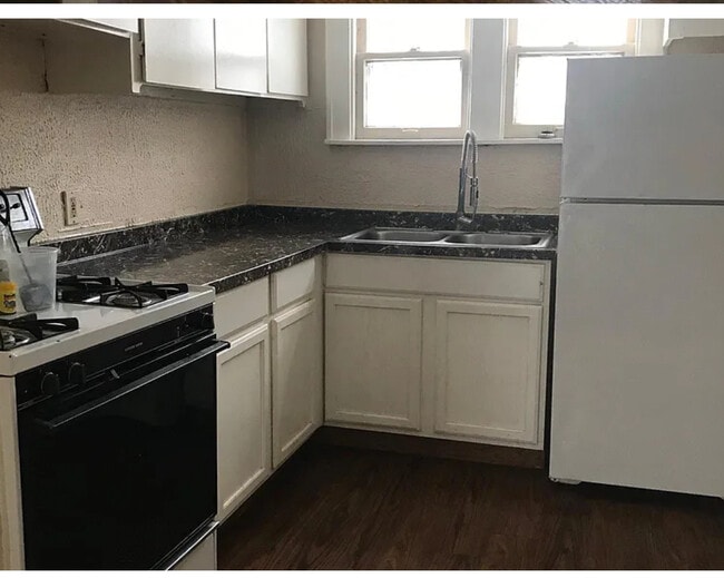 608 E Bernhard Ave, Unit Lower in Hazel Park, MI - Building Photo - Building Photo