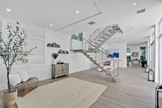 5720 SW 24th St in Miami, FL - Foto de edificio - Building Photo