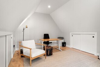 14 Ennis Rd, Unit r in Boston, MA - Foto de edificio - Building Photo