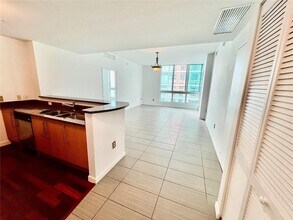 1800 N Bayshore Dr, Unit 1806 in Miami, FL - Building Photo - Building Photo