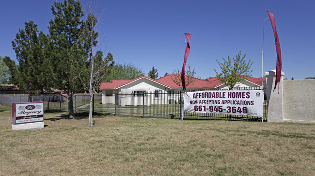 Avenue Crossing Apartments in Lancaster, CA - Foto de edificio - Building Photo