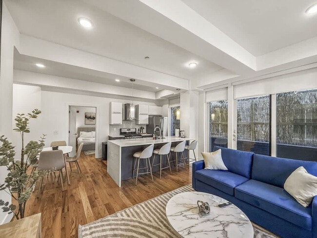 236 W Thompson St