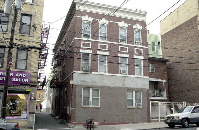 1213 Bergenline Ave in Union City, NJ - Foto de edificio - Building Photo