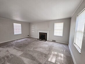 2710 Henderson Rd in White Oak, PA - Building Photo - Building Photo