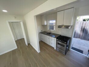 324 S Freeman St, Unit B in Oceanside, CA - Building Photo - Building Photo