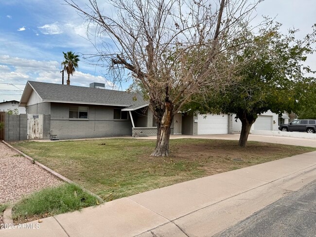 102 E Erie Dr in Tempe, AZ - Building Photo - Building Photo