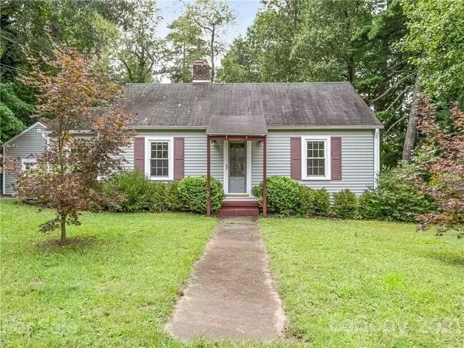 28 White Pine Dr in Asheville, NC - Building Photo - Building Photo