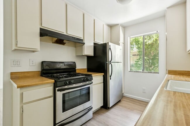 8800 Cedros Ave in Los Angeles, CA - Building Photo - Building Photo
