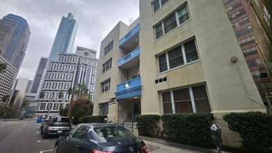 1026 Ingraham St in Los Angeles, CA - Foto de edificio - Building Photo
