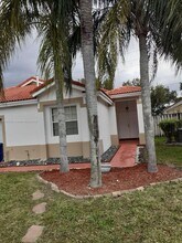 32 Gables Blvd in Weston, FL - Building Photo - Building Photo