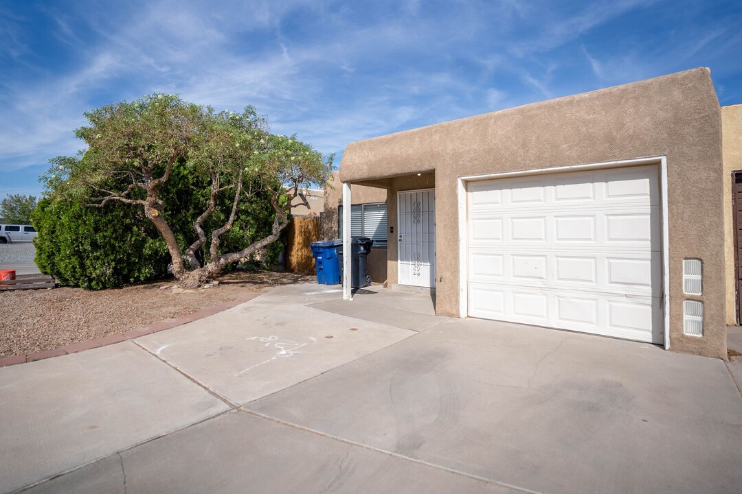 6063 Redlands Rd NW in Albuquerque, NM - Foto de edificio