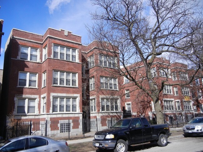 7816 S Cornell Ave in Chicago, IL - Foto de edificio - Building Photo