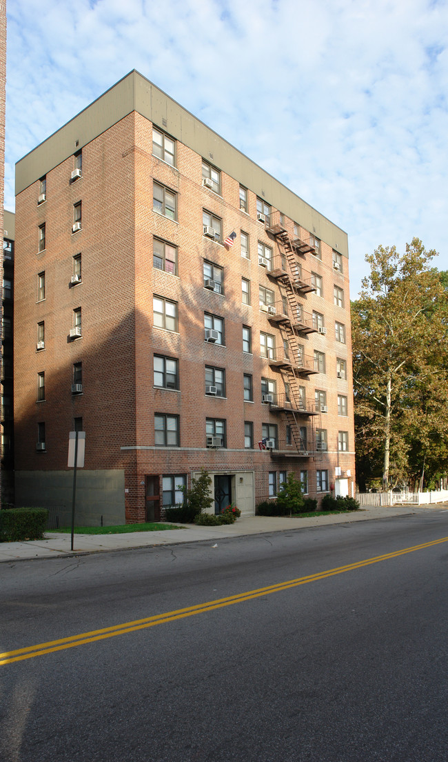 585 Mclean Ave in Yonkers, NY - Building Photo - Building Photo