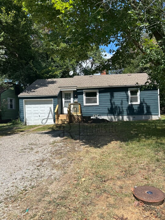 484 Fieldcrest Dr in Pittsburg, KS - Building Photo