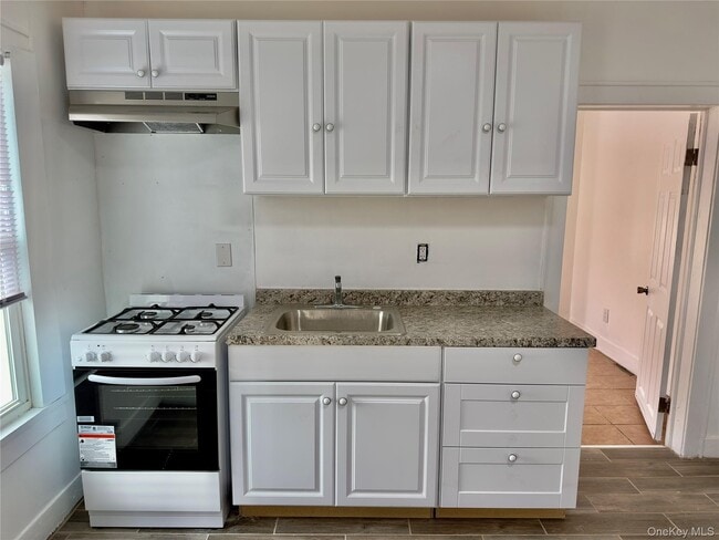 104 Henry St in Inwood, NY - Building Photo - Building Photo