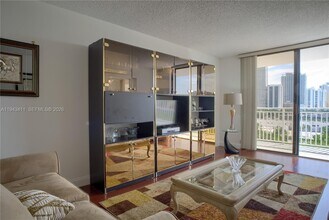 210 174th St in Sunny Isles Beach, FL - Foto de edificio - Building Photo