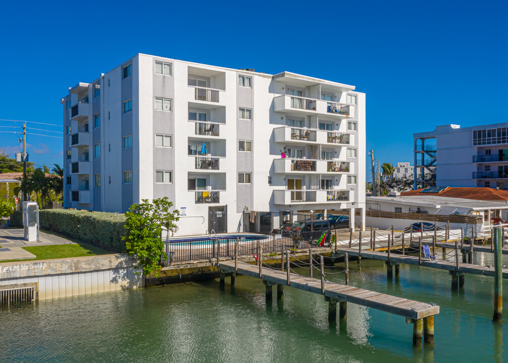 Crespi Apartments in Miami Beach, FL - Building Photo