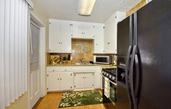 Pacific Beach Dr - FULLY FURNISHED in San Diego, CA - Building Photo - Building Photo