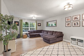 5705 Woodside Dr SE in Salem, OR - Building Photo - Building Photo