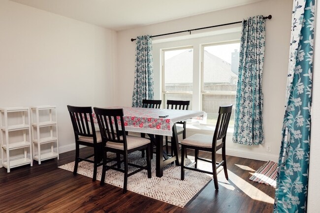 700 Sedona St in Oak Point, TX - Foto de edificio - Building Photo