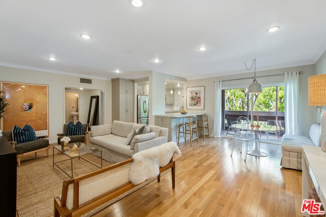 8550 Holloway Dr, Unit 307 in West Hollywood, CA - Foto de edificio - Building Photo