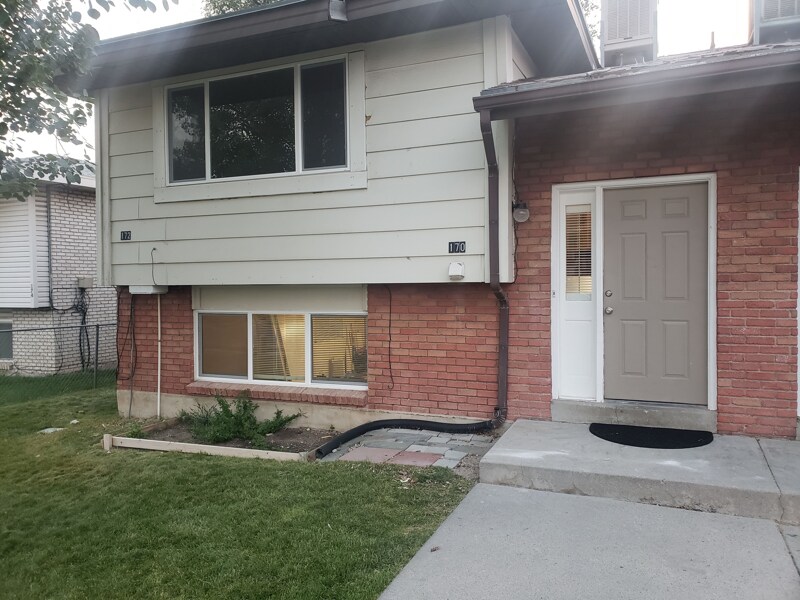 170 W Foxbridge Dr in Midvale, UT - Building Photo