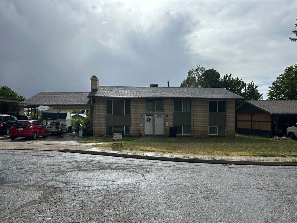 546 Cedarwood Terrace in Cedar City, UT - Building Photo