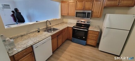 8 Scuppo Rd in Danbury, CT - Building Photo - Building Photo