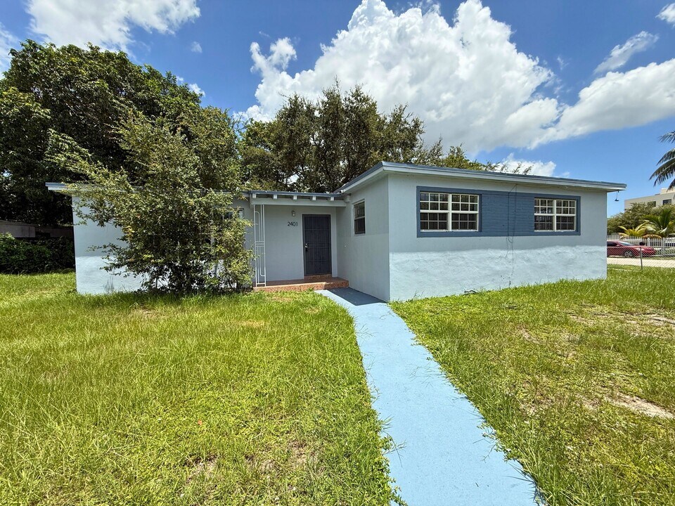 2401 NW 170th St in Miami Gardens, FL - Building Photo
