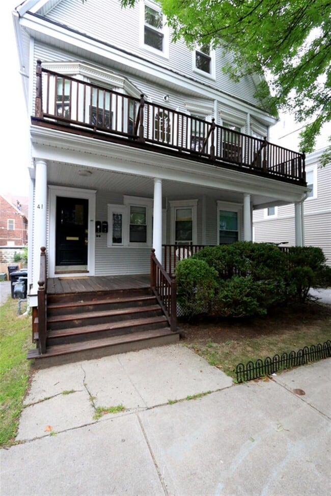 41 Ossipee Rd, Unit 2 in Somerville, MA - Foto de edificio - Building Photo