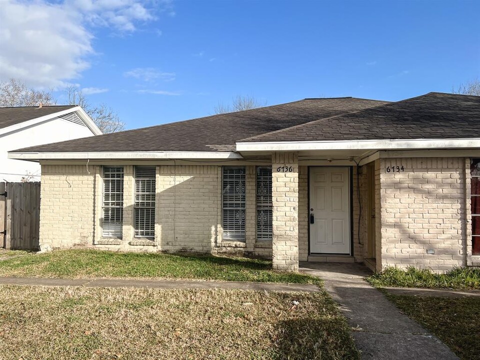 6734 W Fuqua St in Missouri City, TX - Building Photo