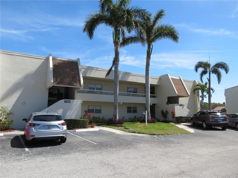 7193 W Country Club Dr N in Sarasota, FL - Building Photo