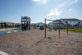 496 Fieldwood Dr in Mustang Ridge, TX - Building Photo - Building Photo