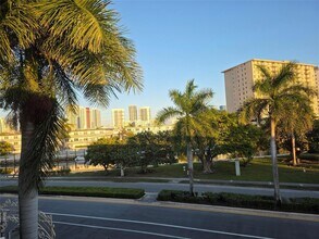 300 Layne Blvd, Unit 3013 in Hallandale Beach, FL - Building Photo - Building Photo