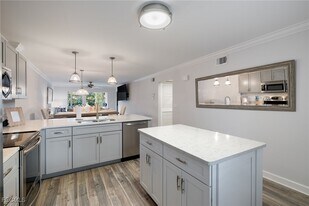 3021 Sandpiper Bay Cir in Naples, FL - Building Photo