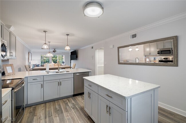 3021 Sandpiper Bay Cir in Naples, FL - Building Photo - Building Photo