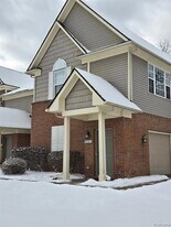 27341 Hidden Oaks Dr in Brownstown Township, MI - Building Photo