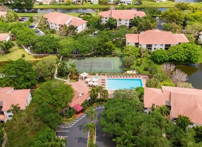 10141 W Sunrise Blvd in Plantation, FL - Building Photo - Building Photo